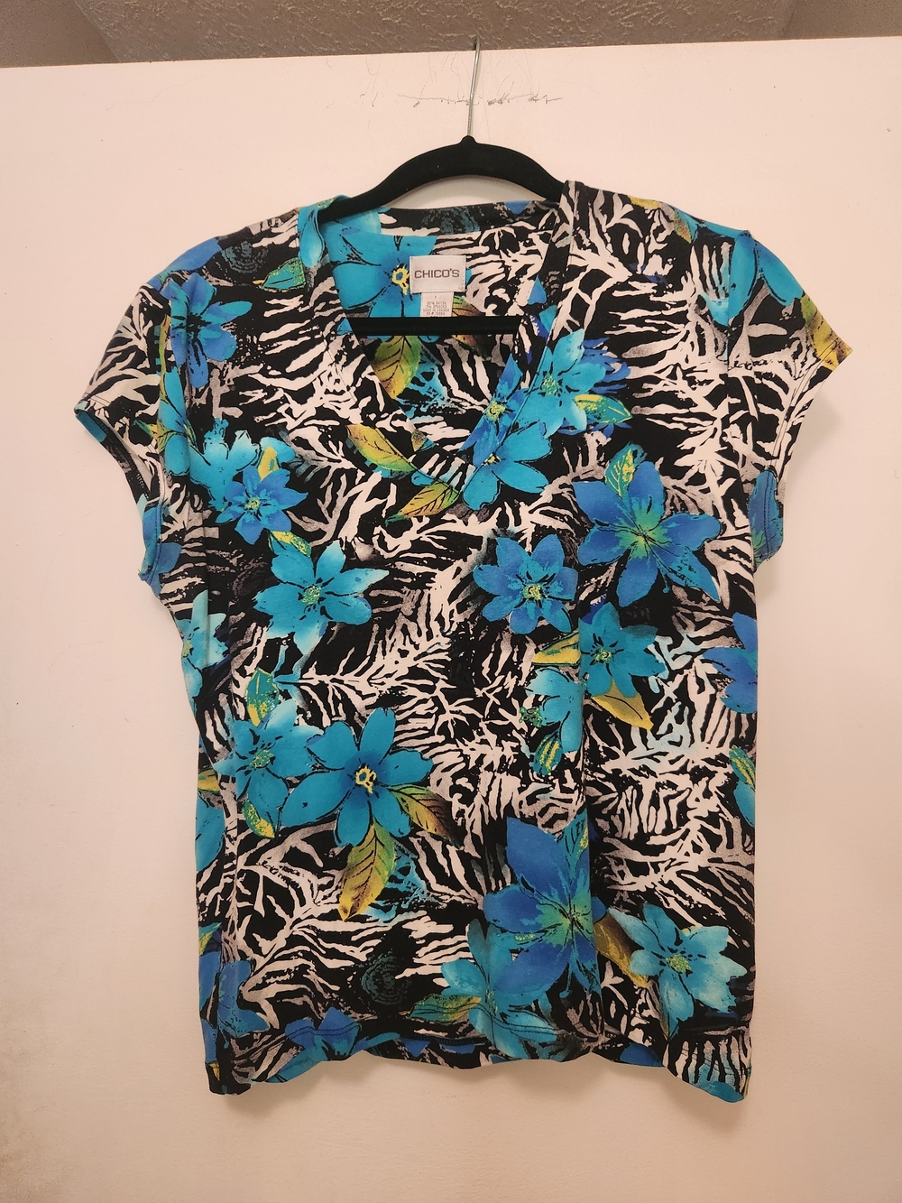 Chico's Black & Blue Floral V-Neck Short Sleeve Top Size 1 (8-10)